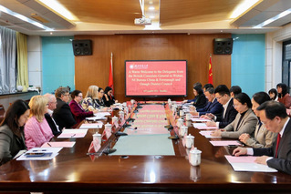 英国驻武汉总领事麦多明一行访问...