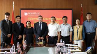 英国奥斯特大学师生代表团访问我...